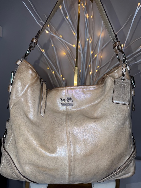 Coach Handbags - Coach EUC luxurious soft cream w/gold undertone shoulder bag with adj strap